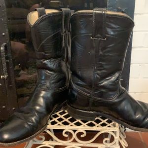 Black Justin boots, super cute!